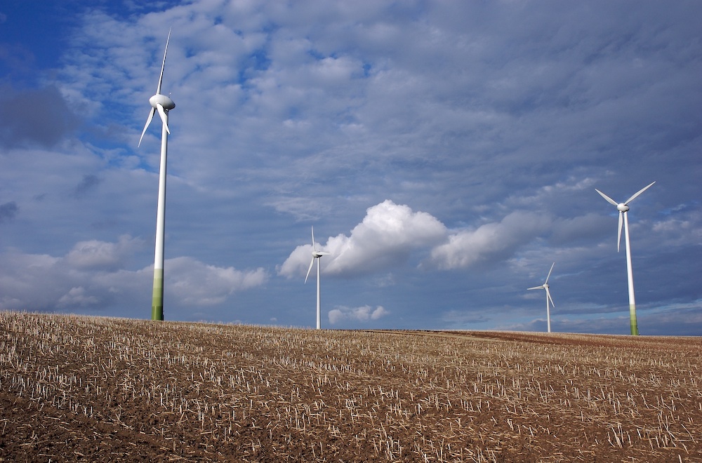 4 Windräder an einem Feld