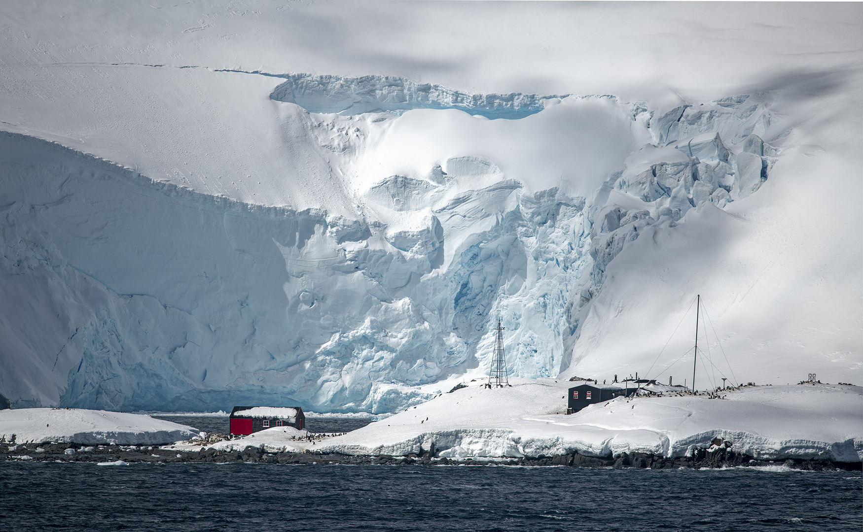 4002T Antarktis Paradies Bay Chilenische Forschungstation mit Pinguinen