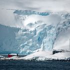 4002T Antarktis Paradies Bay Chilenische Forschungstation mit Pinguinen