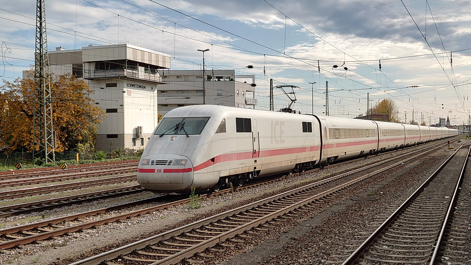 401 018 im Bahnhof Schwetzingen