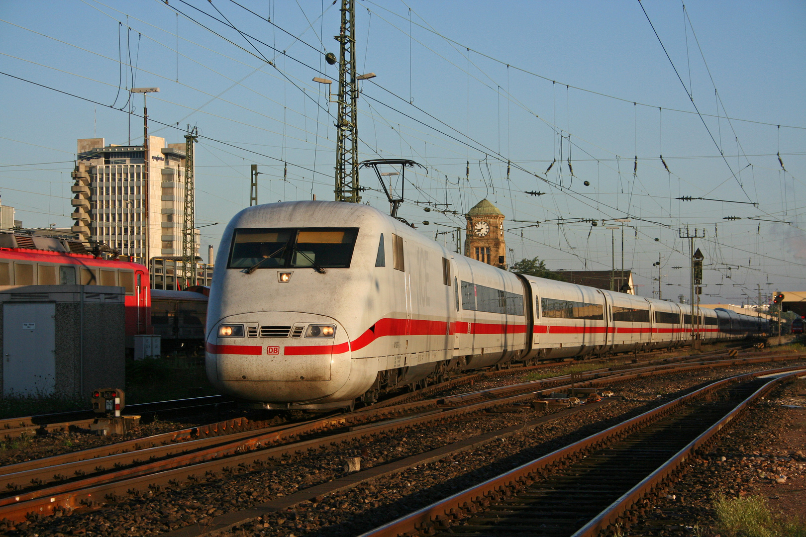 401 080-7 mit ICE 371 in Basel