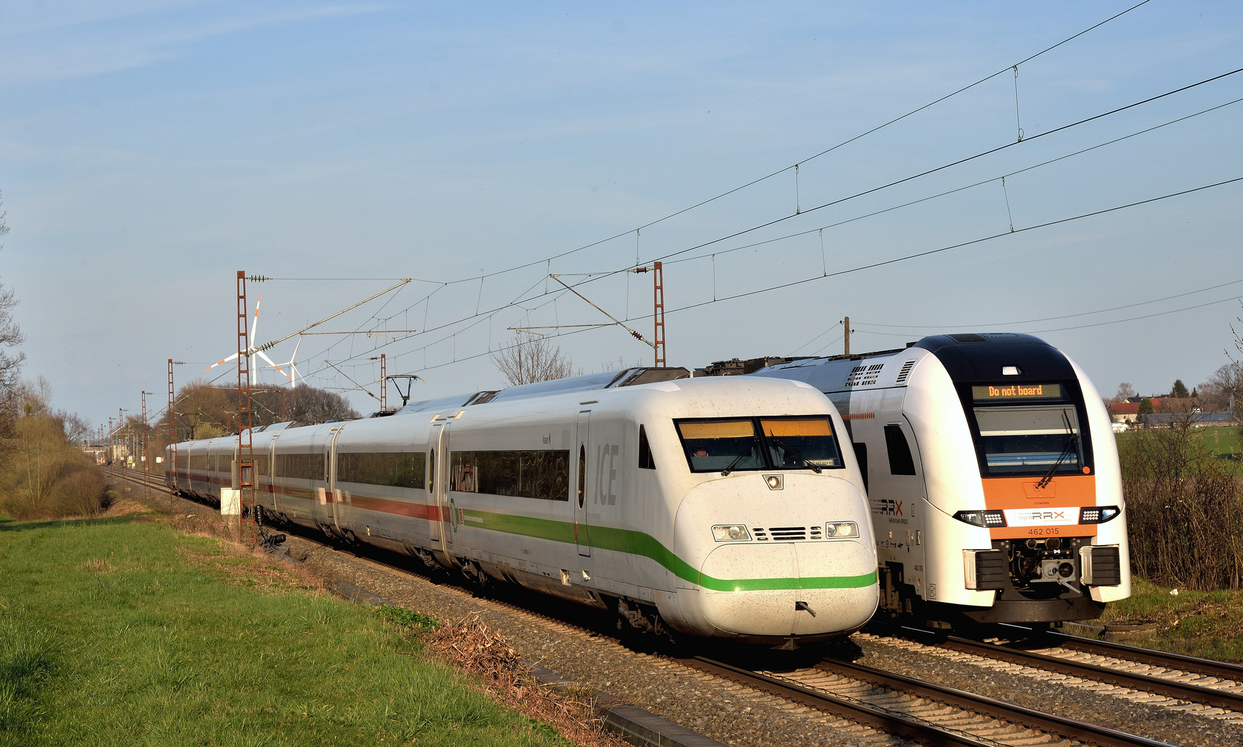 402 013-7 trifft aud einen RRX 462 am 18.03.20 in Nordbögge