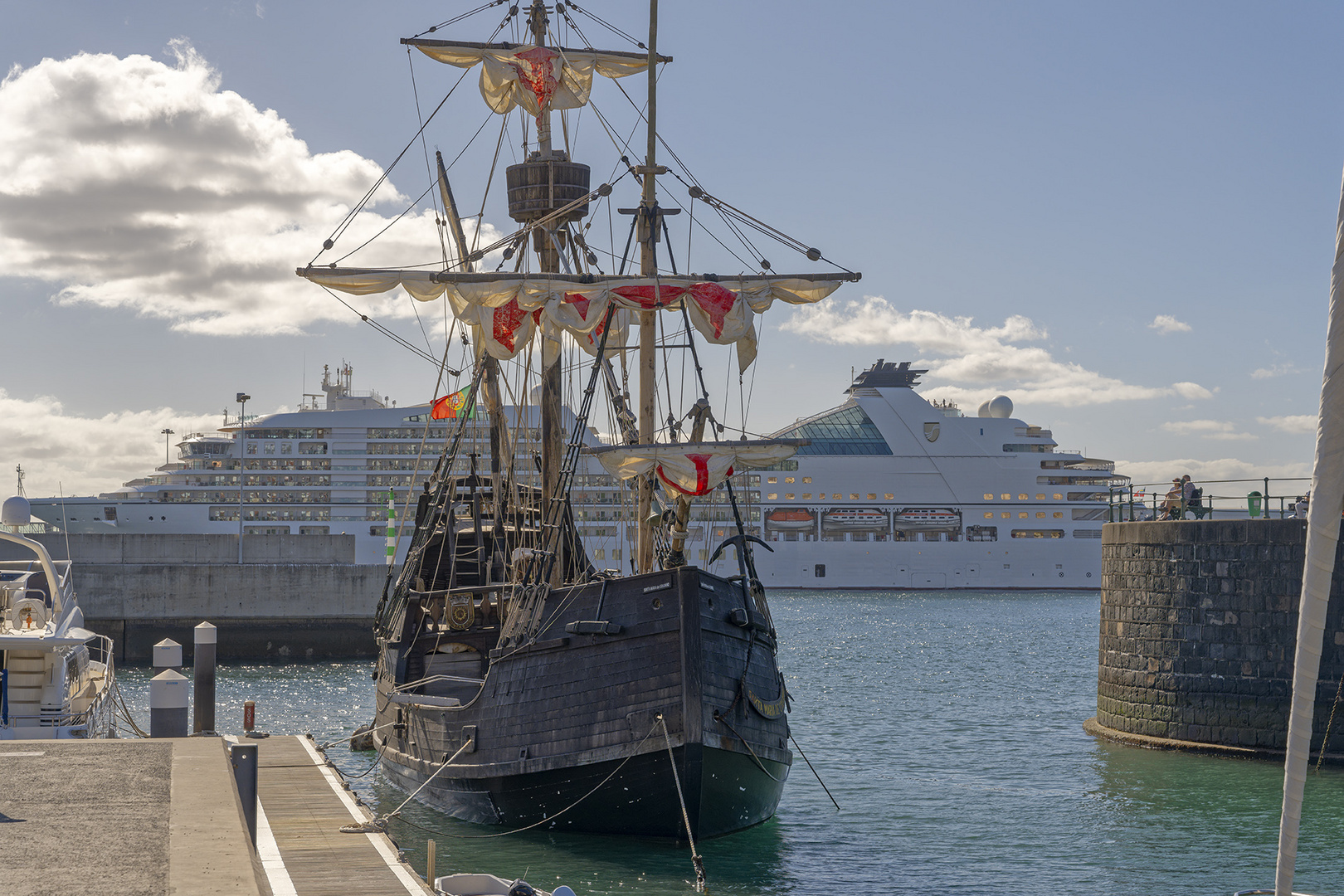 4027TZ Santa Maria de Colombo Anno 1492 und modernes Kreuzfahrtschiff im Hafen auf Madeira Portugal