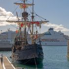 4027TZ Santa Maria de Colombo Anno 1492 und modernes Kreuzfahrtschiff im Hafen auf Madeira Portugal