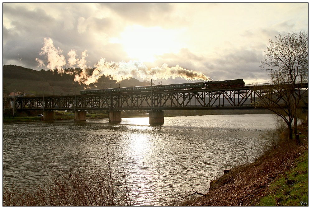 41 018 auf der Moselbrücke in Bullay