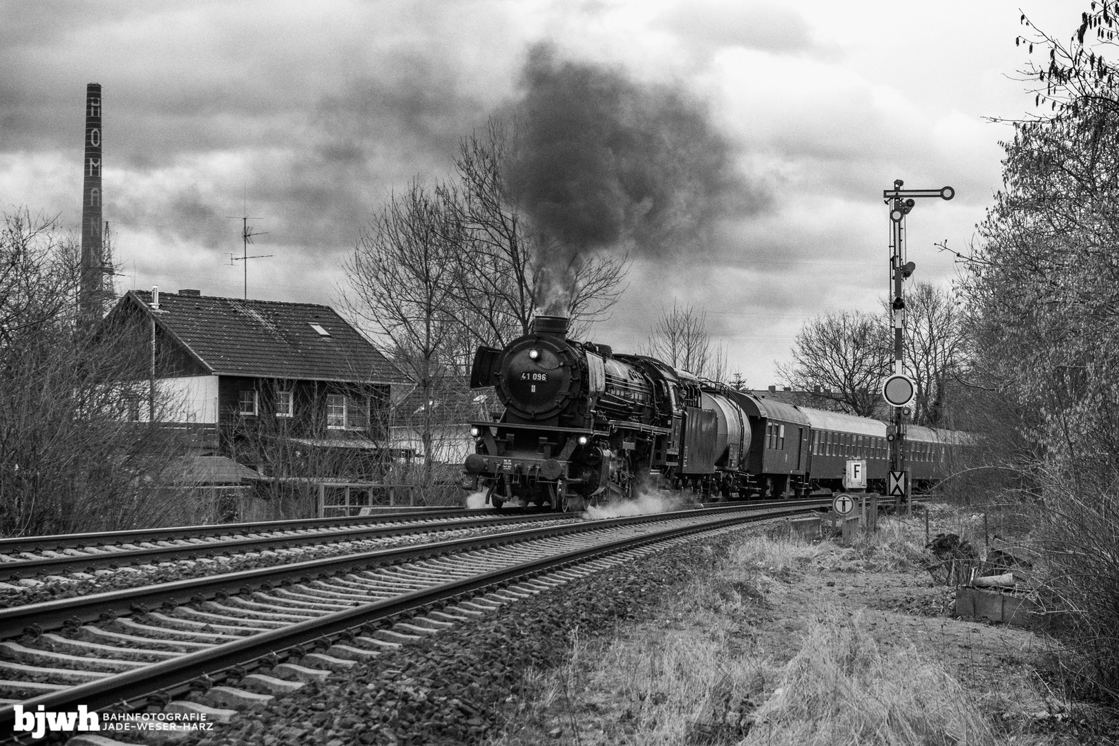 41 096 mit dem IGE-Winterdampfsonderzug in der Welfenstadt Herzberg am Harz