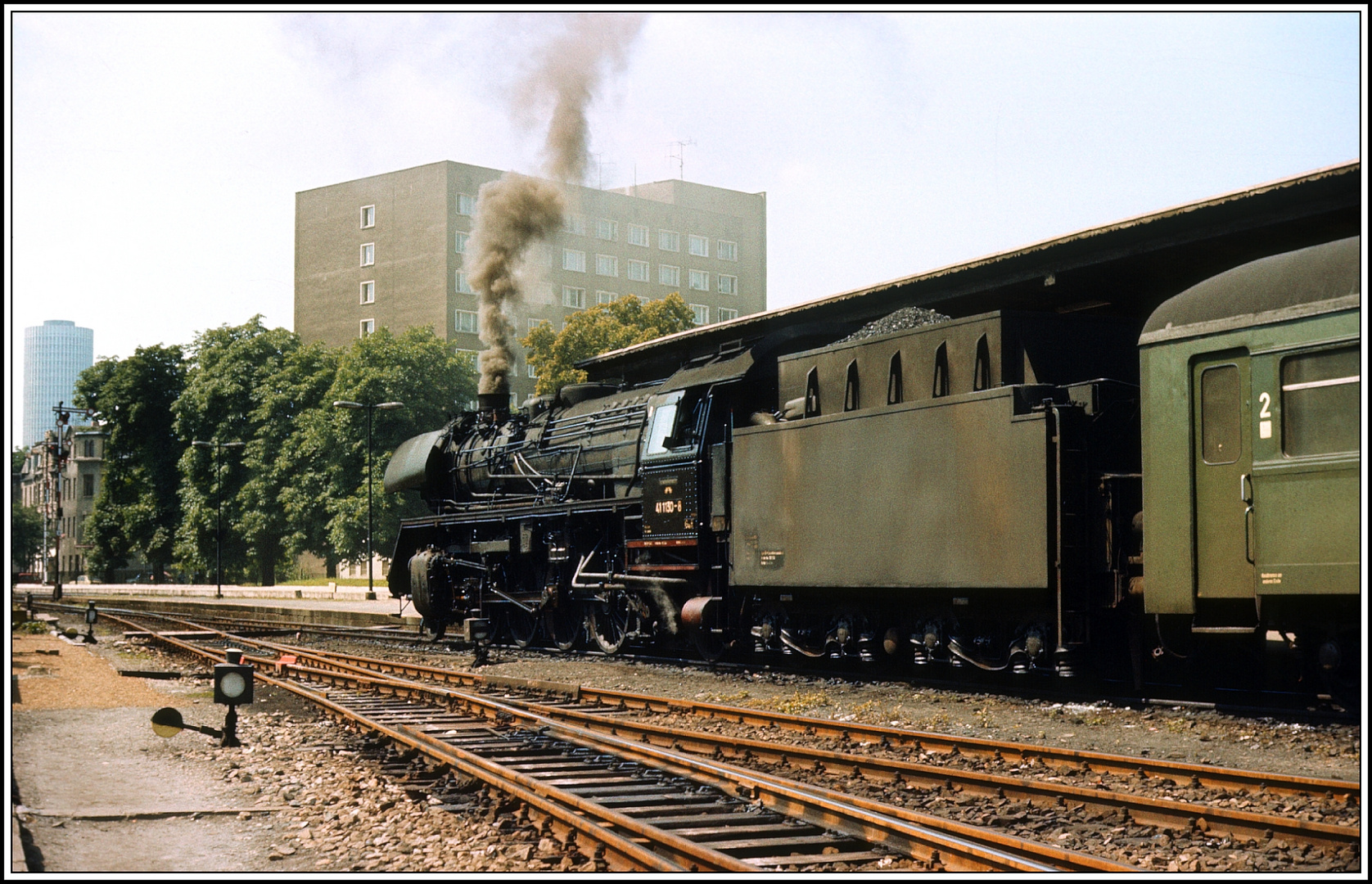 41 1130 vor der Bilderbuchausfahrt in Jena Saalbahnhof