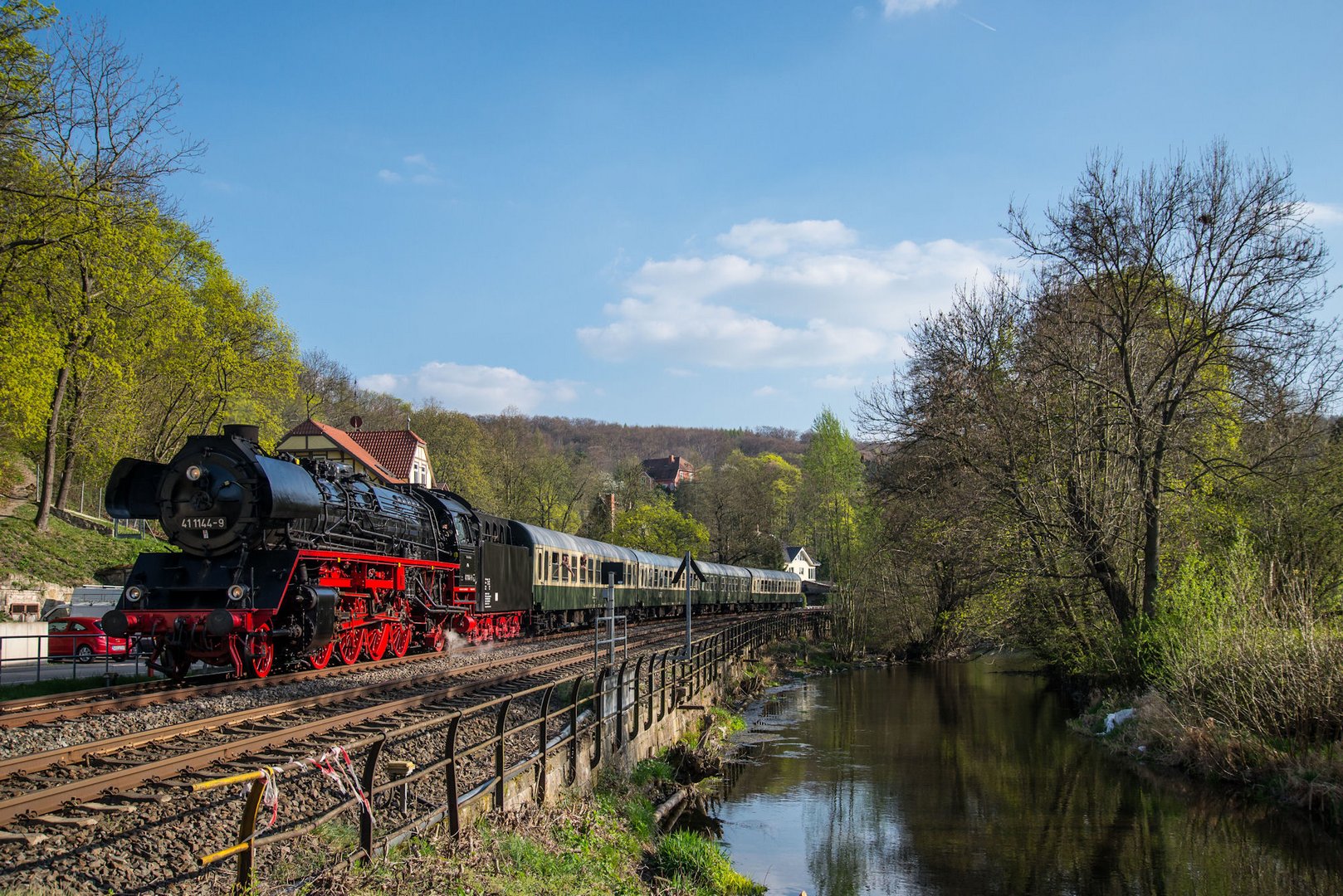 41 1144-9 erreicht mit dem "Viba-Express" die Kreisstadt Arnstadt.