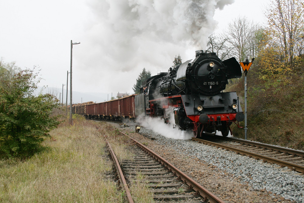 41 1150 verlässt den Bahnhof Walldorf