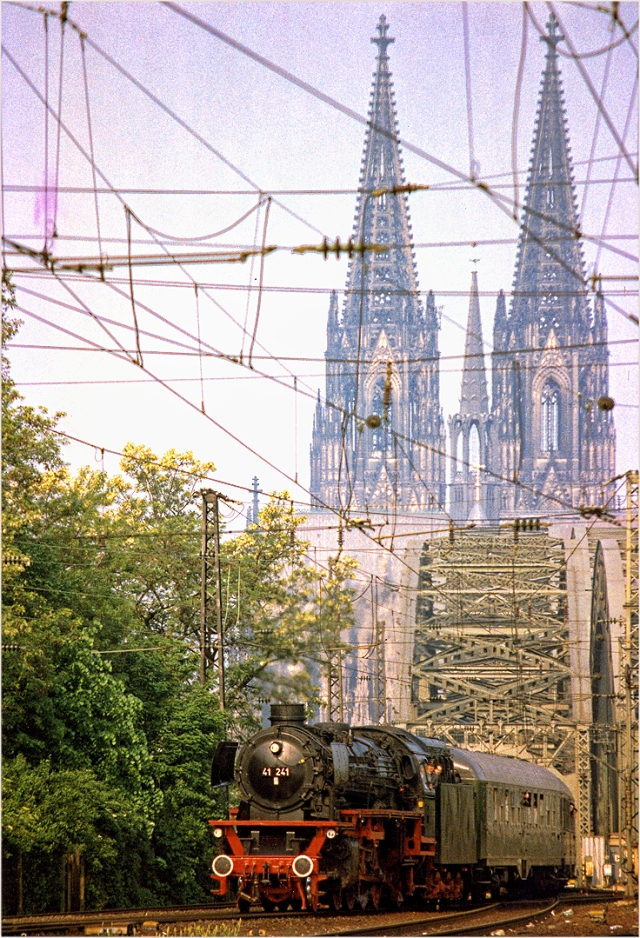 41 241 verlässt die Hohenzollernbrücke