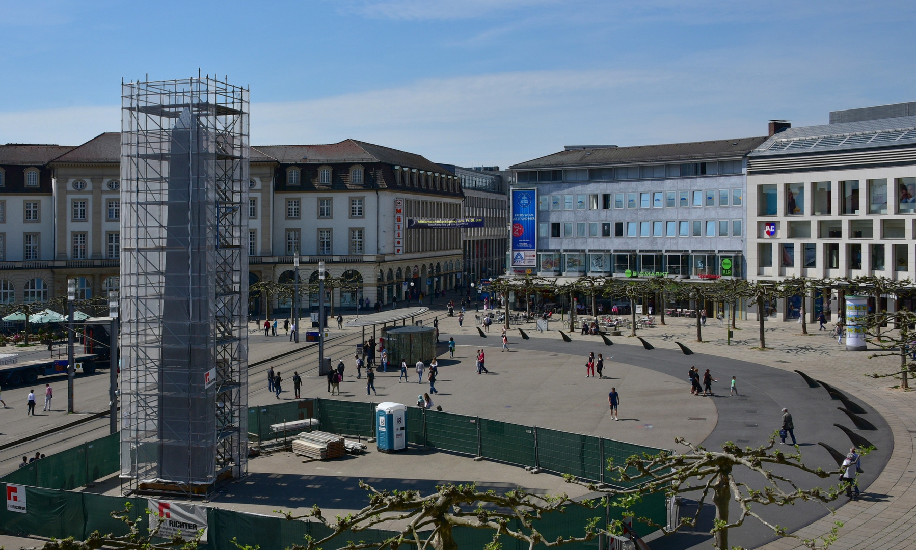 4/100 (D14) documenta: Der Obelisk steht auf dem Königsplatz