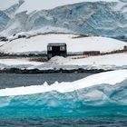 4151T Antarktis Paradies Bay Chilenische Forschungstation mit Pinguinen
