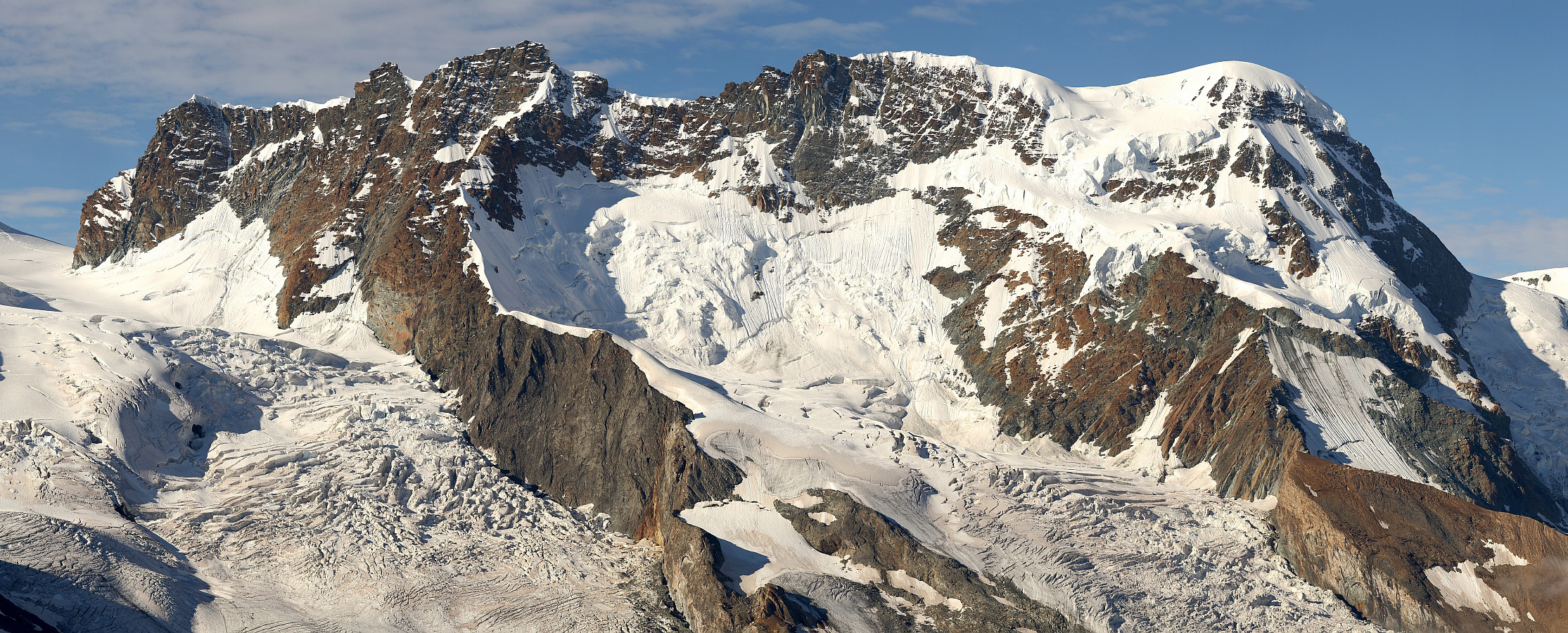 4164m hoch ist das gewaltige Breithorn mit den völlig verschiedenen Gesichtern...