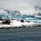 4166T Antarktis Chilenische Forschungstation mit Pinguinen