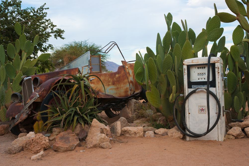 the last Pit stop in the desert / Namibia de Kurt Brunke