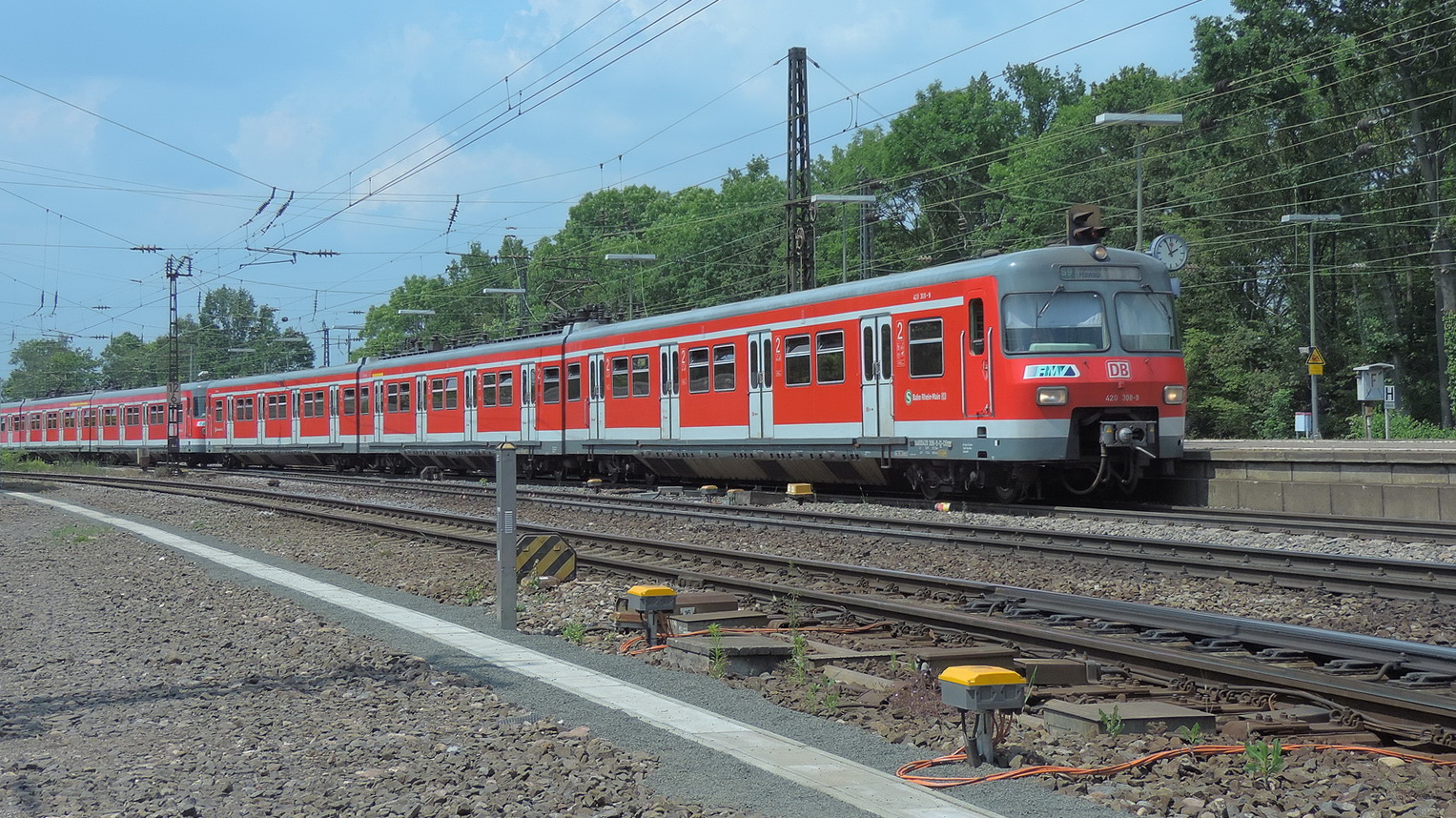 420 308-9 als S9 nach Hanau bei der Einfahrt in den Bahnhof Mainz-Bischofsheim