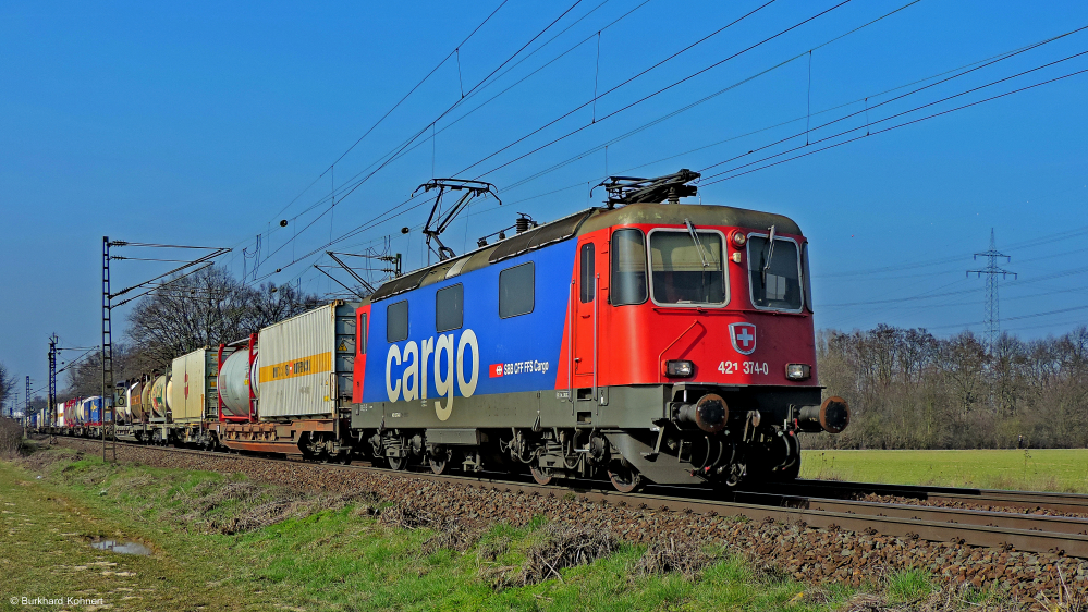 421 374-0 SBB Cargo mit einem gem. Güterzug