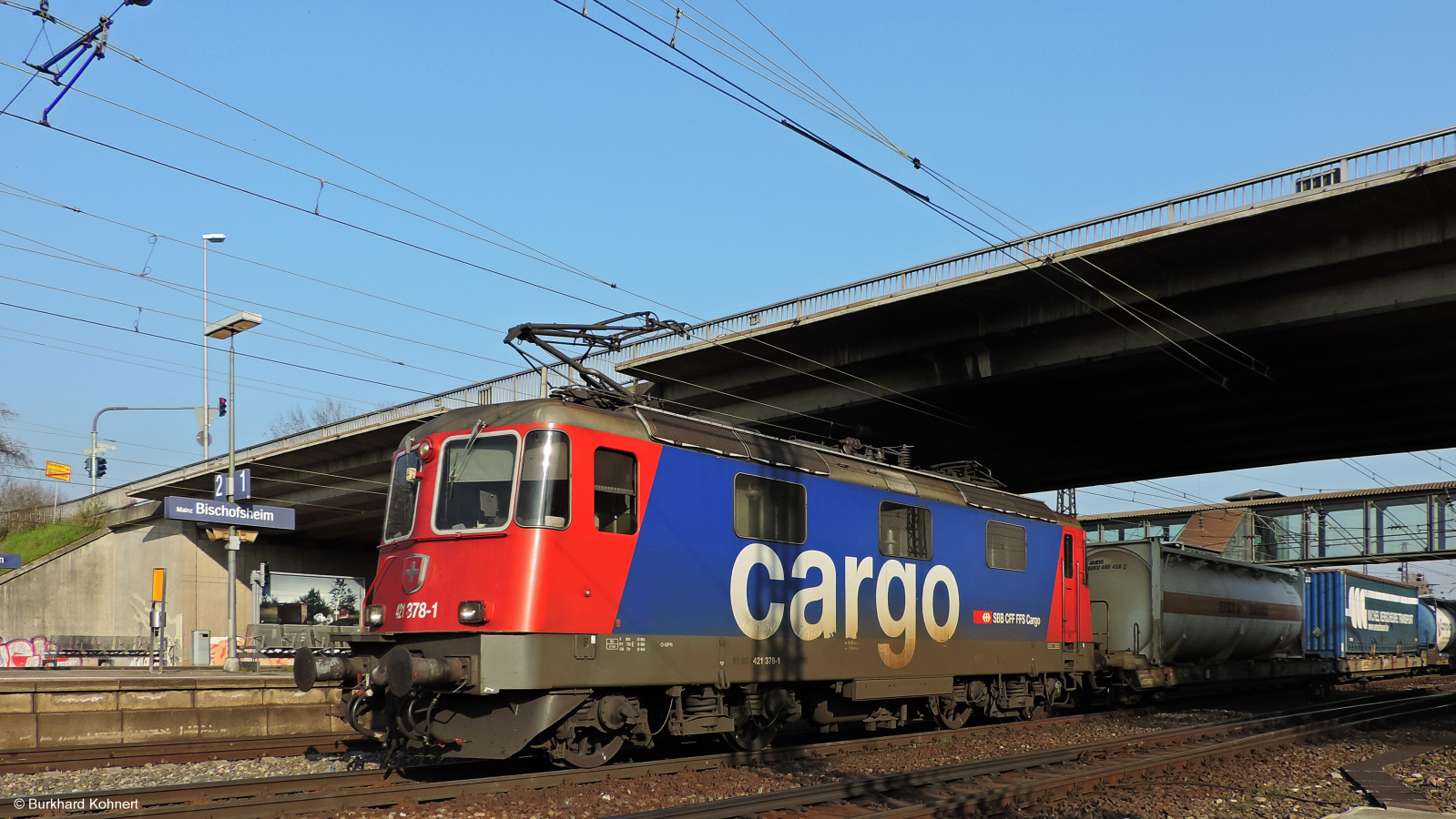 421 378-1 SBB Cargo vor einem gem. Güterzug