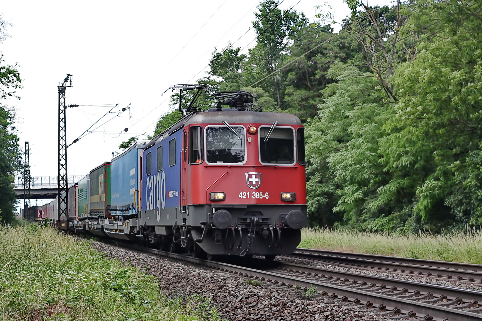 421 385-6 SBB Cargo mit einem Containerzug