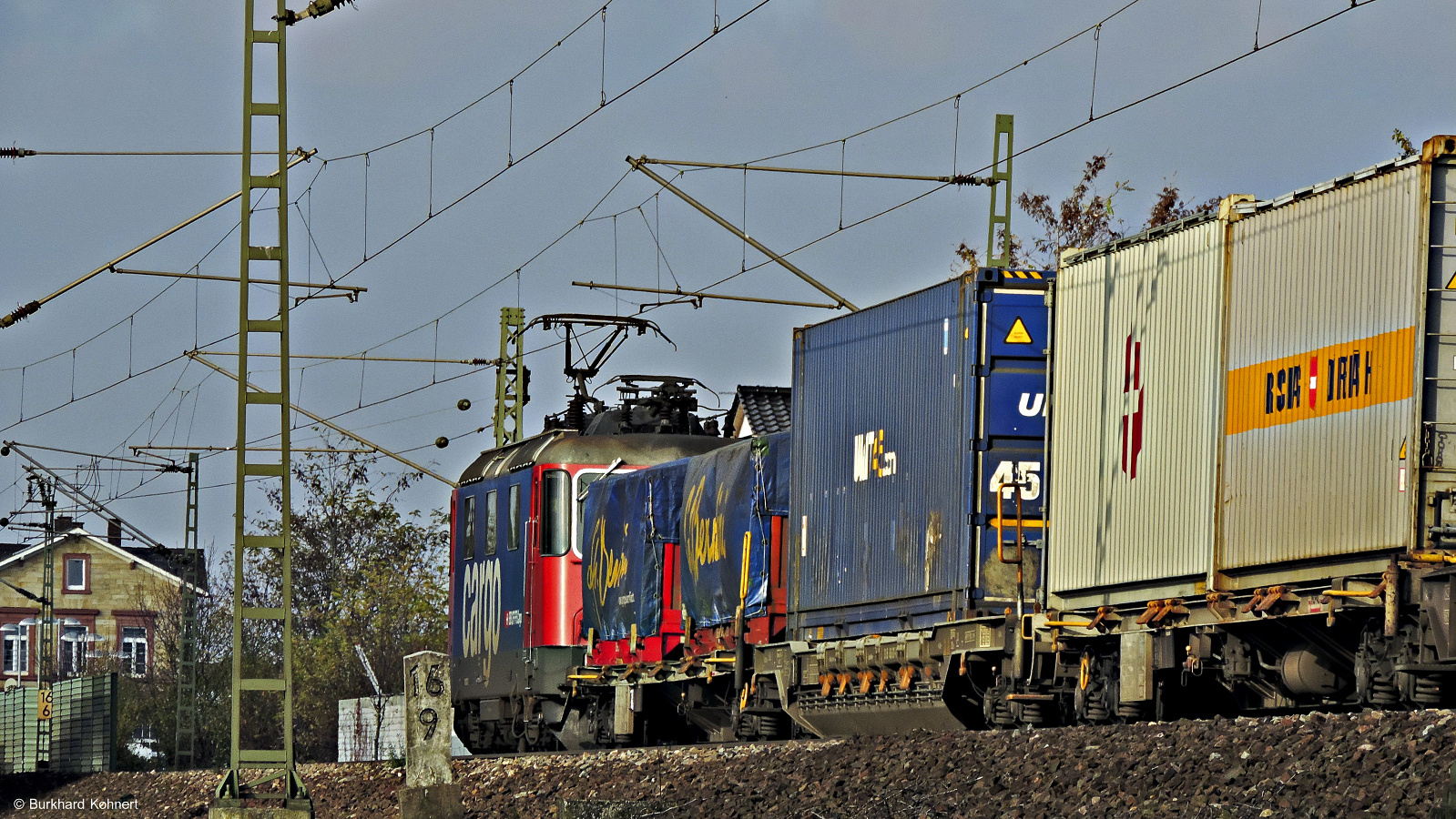 421 387-2 SBB Cargo mit einem gem. Güterzug