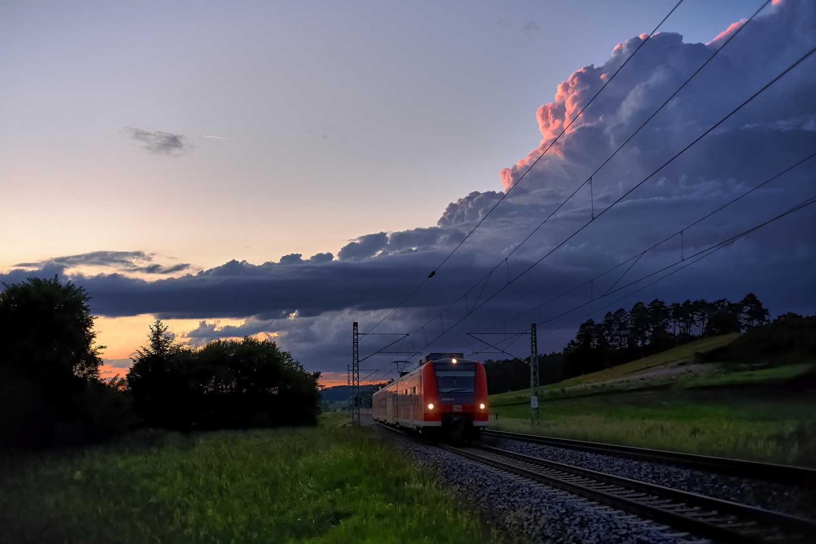 425 616-0 vor einer Gewitterwolke 