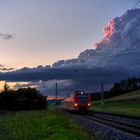 425 616-0 vor einer Gewitterwolke 