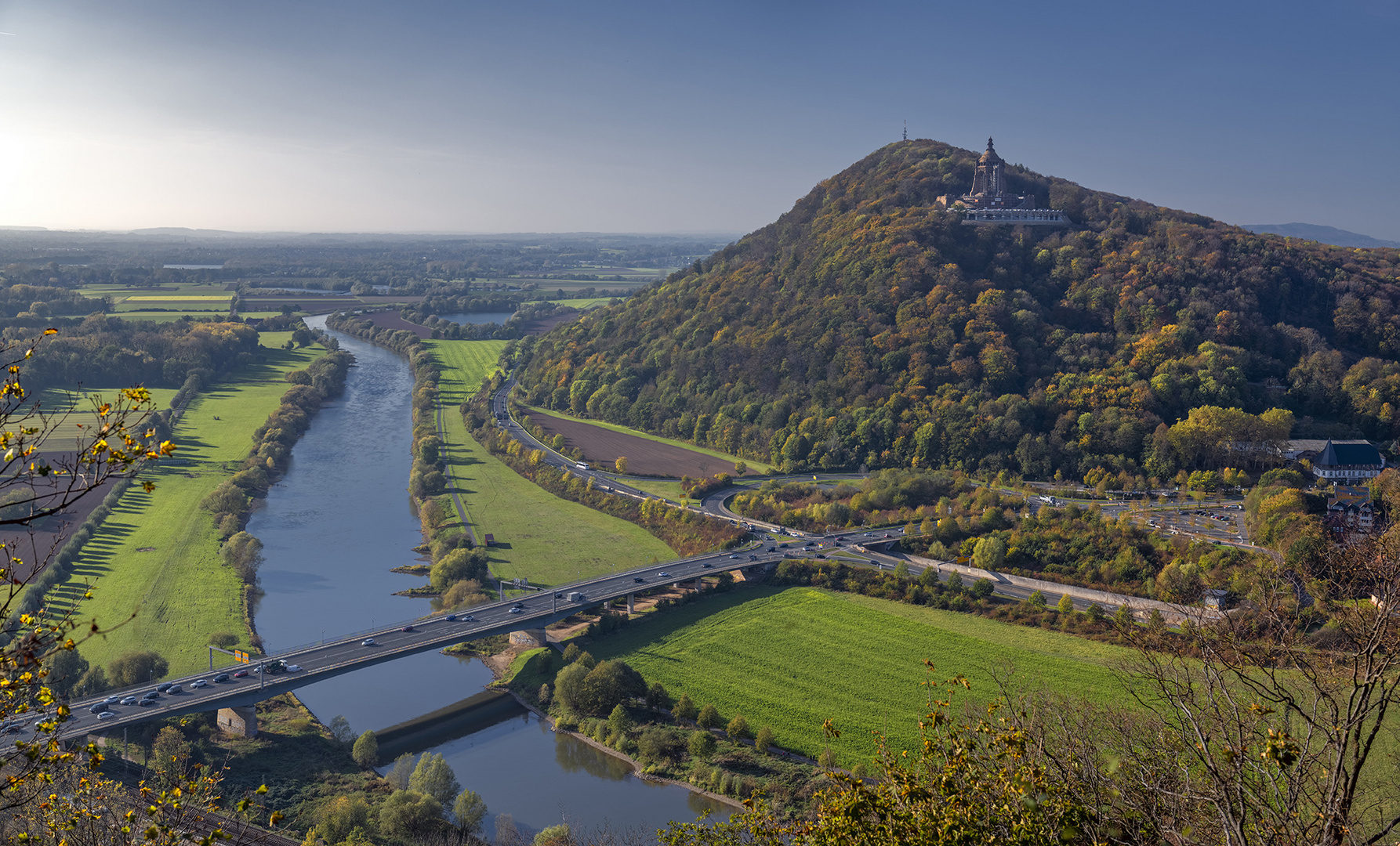 4263S Porta Westfalica Blick zum Kaiser-Wilhelm-Denkmal Herbst