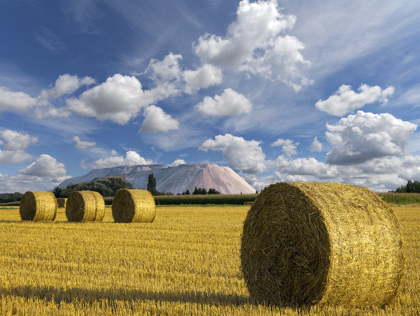 4279I Getreidefeld mit STrohballen und Wolkenhimmel Hagenburg