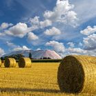 4279I Getreidefeld mit STrohballen und Wolkenhimmel Hagenburg