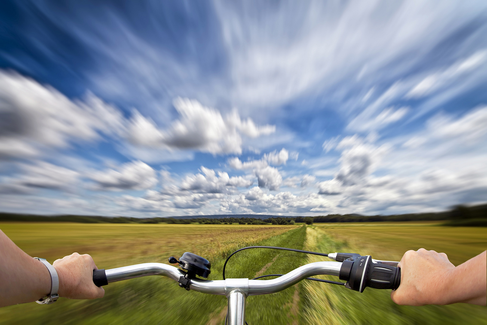 4287i Weg ins Getreidefeld mit Fahrrad in Bewegung