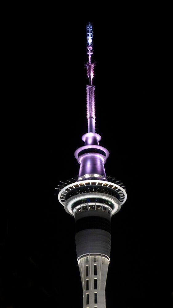 Sky Tower bei Nacht von Naturphoto01