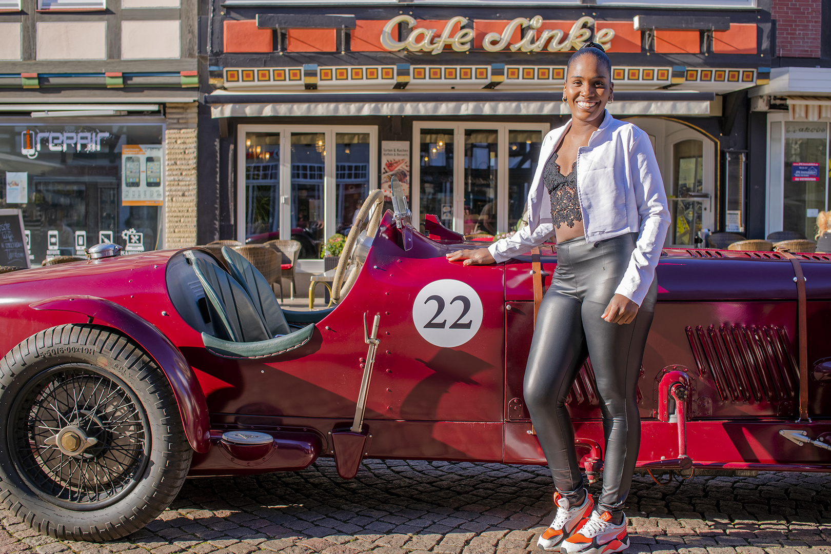 4309SC Oldtimer Alvis Spezial mit farbigem Model auf historischem Marktplatz Rinteln