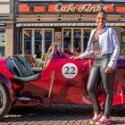 4309SC Oldtimer Alvis Spezial mit farbigem Model auf historischem Marktplatz Rinteln