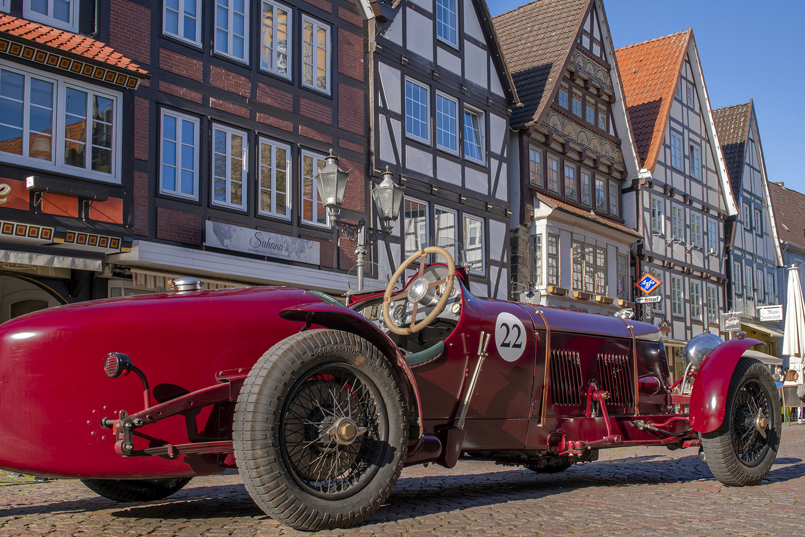 4316SC Oldtimer Alvis Spezial auf historischem Marktplatz Rinteln