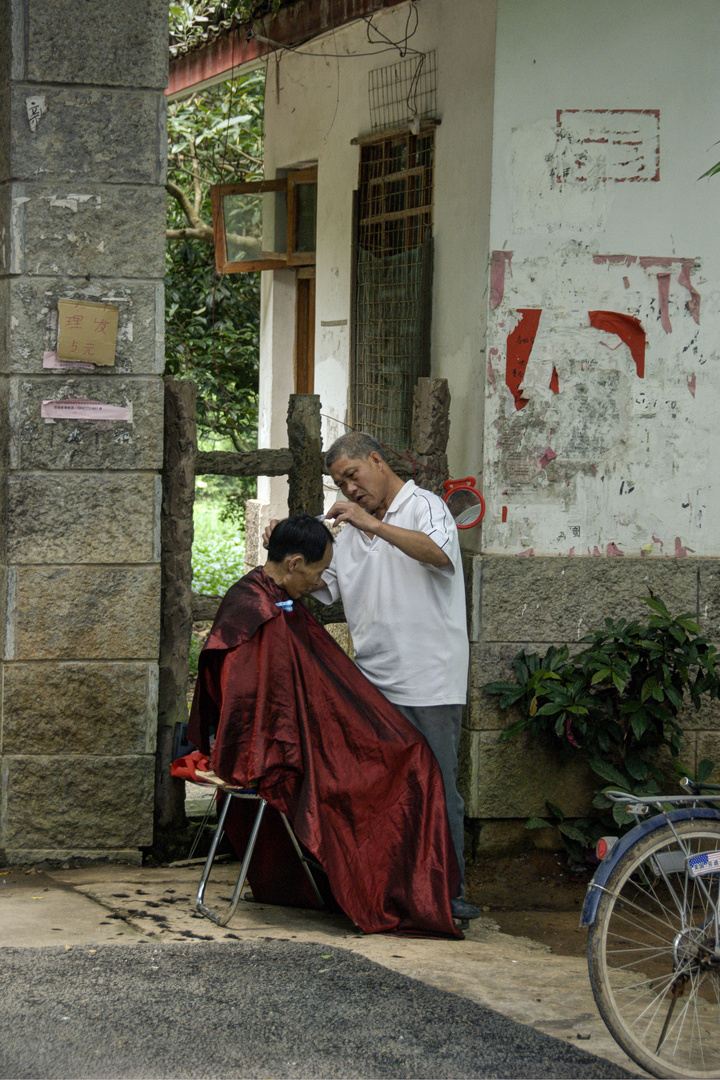 433 - Yangshuo - Barber In the Park