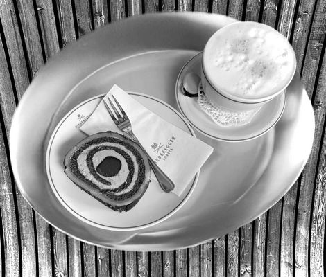 43/52 Kaffeetrinken bei Niederegger