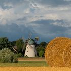 4357M+58M HF Strohballen vor Windmühle Panorama