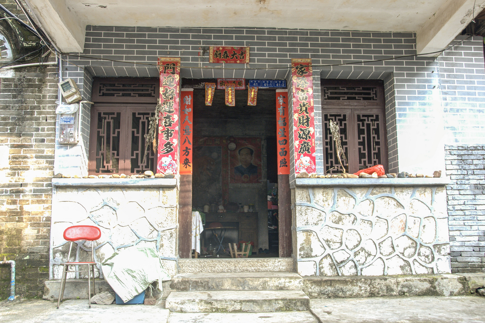 436 - Yangshuo - Room with Mao Portrait