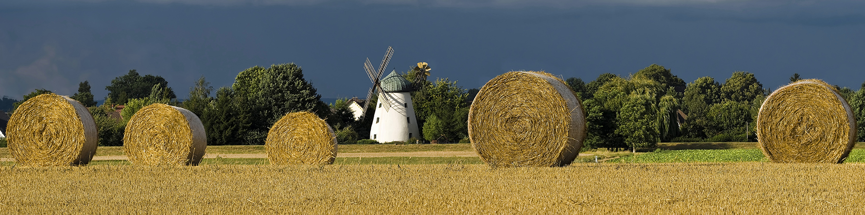 4368M-69M Strohballen vor Windmühle HF Panorama