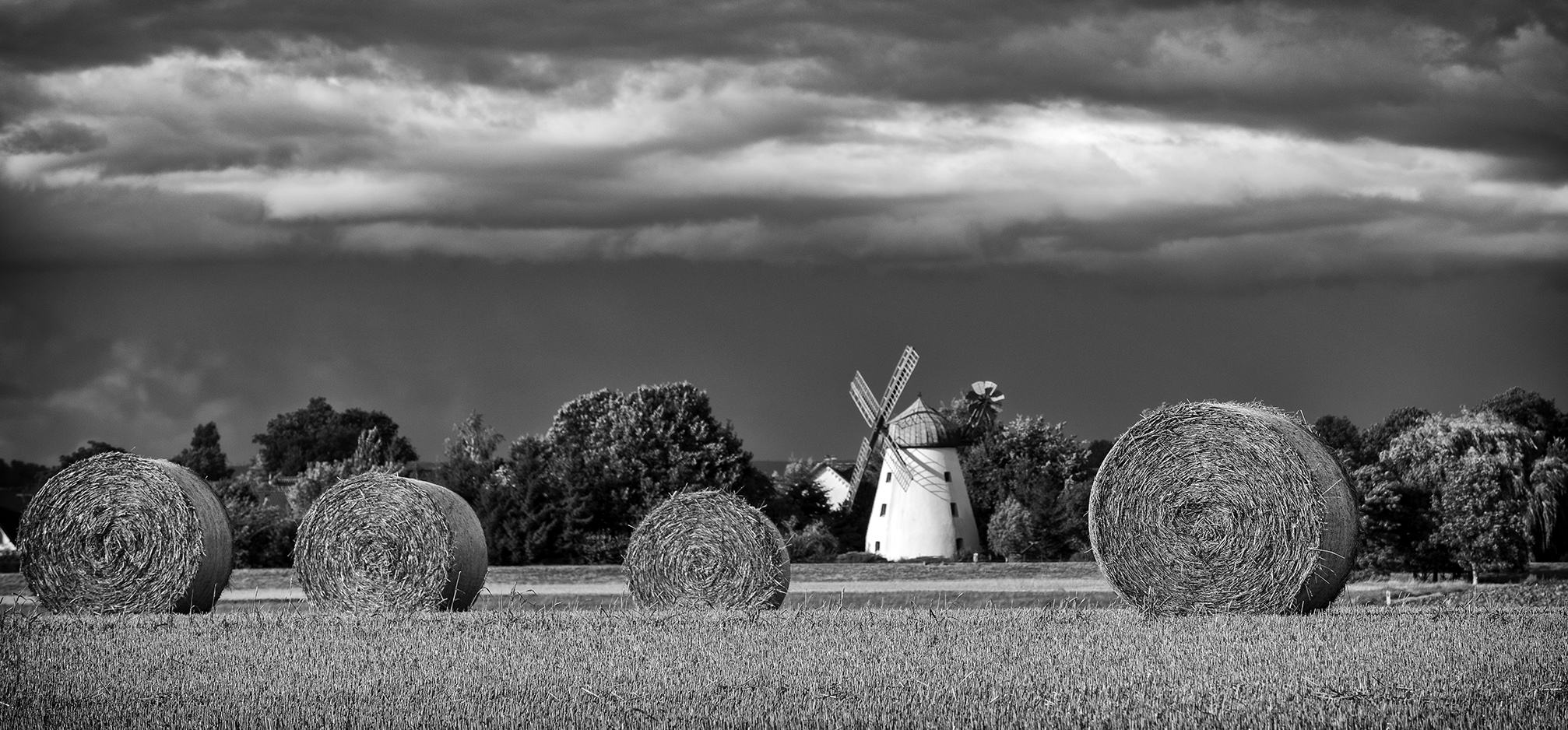 4369M Strohballen und Windmühle Panorama SW