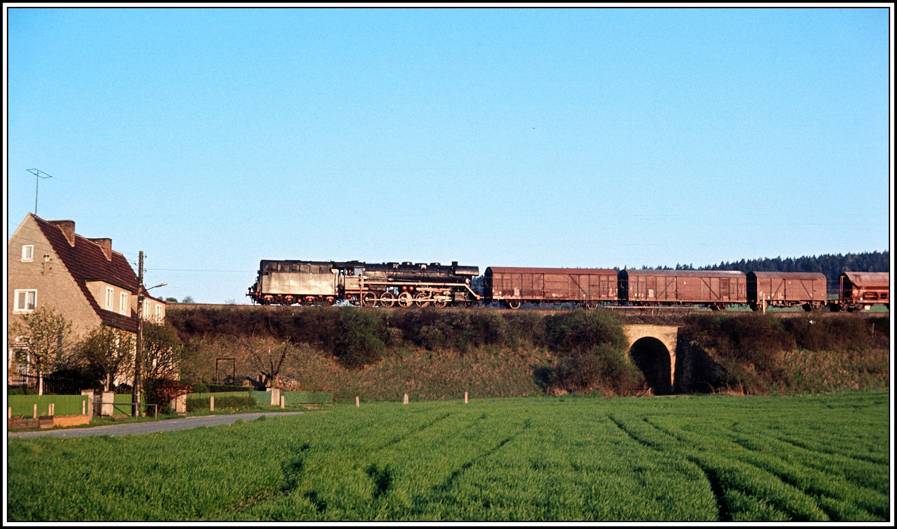 44 0115 im Sonnenschein am Ortsanfang in Pößneck Öpitz