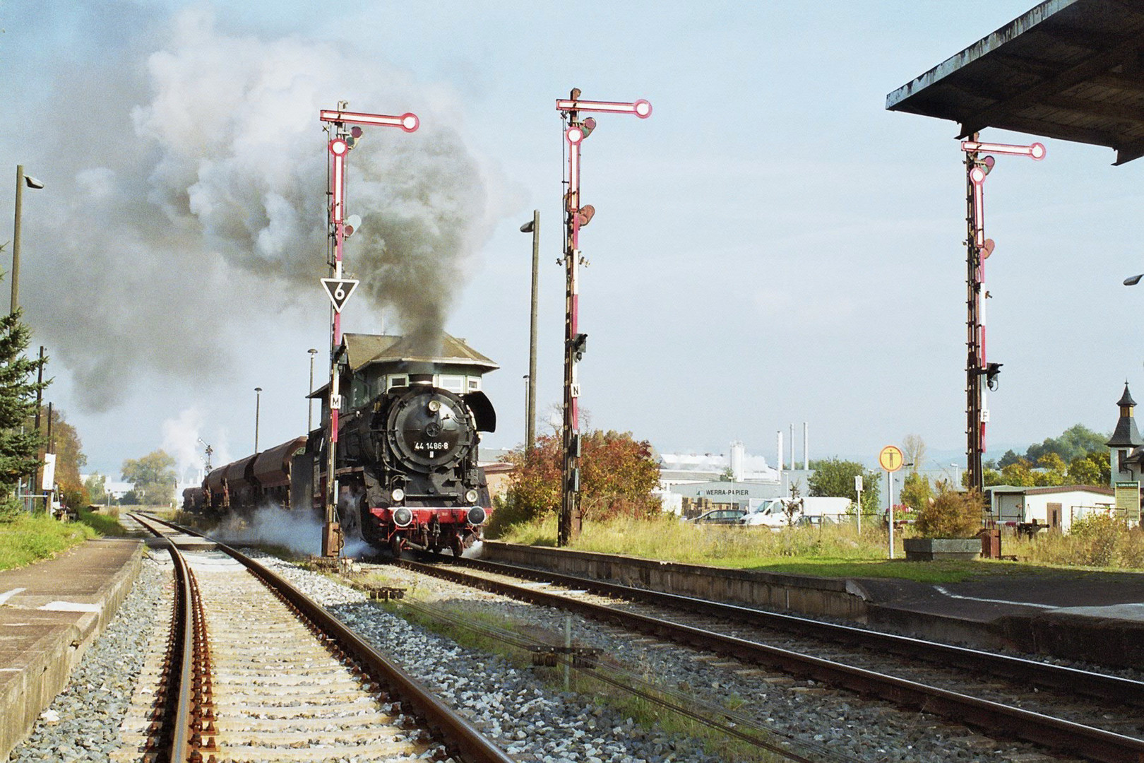 44 1486 fährt aus dem Güterbahnhof beim Kiesplandampf