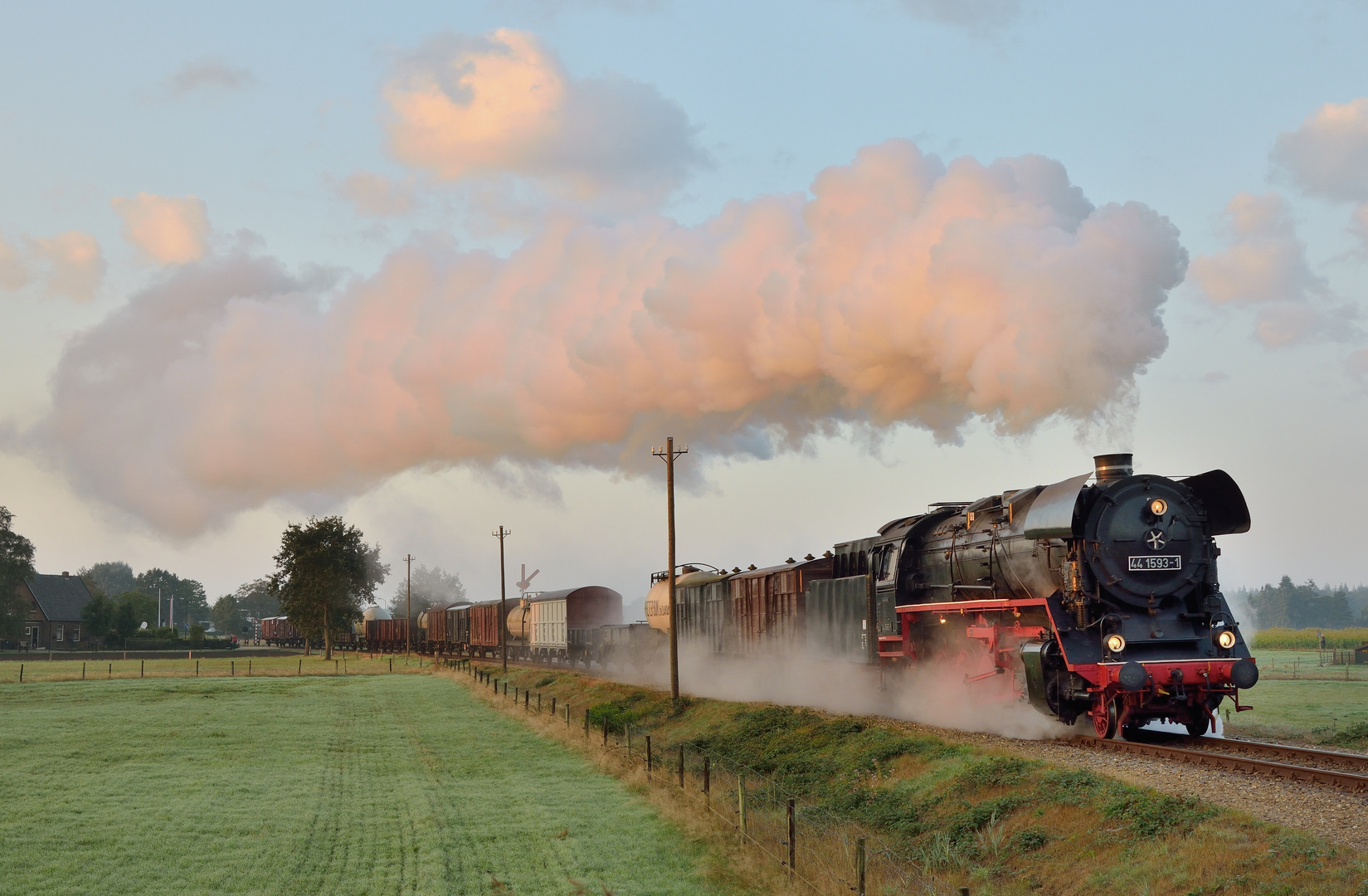 44 1593 mit langem Güterzug am 02.09.18 Ausfahrt Beekbergen