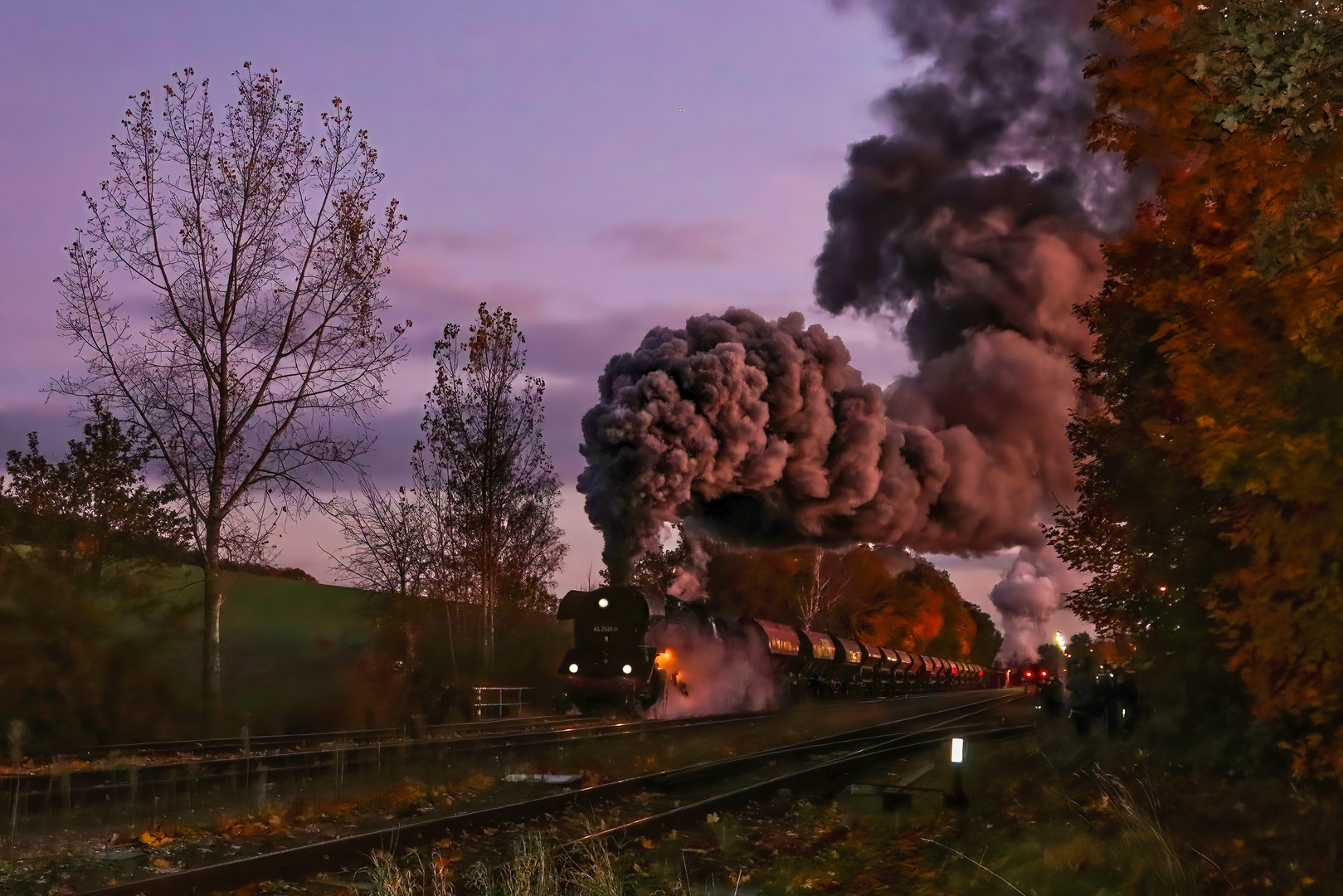 44 2546 und 52 1360 am 23.10.2021 bei der Ausfahrt aus Marksuhl...