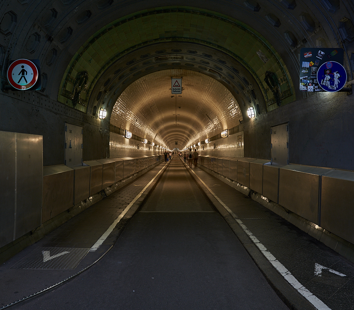  448,5 Meter lang, 23 Meter unter der Elbe, der  St. Pauli-Elbtunnel.