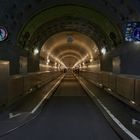  448,5 Meter lang, 23 Meter unter der Elbe, der  St. Pauli-Elbtunnel.