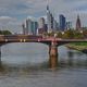 Hi-Speed-Tram vor Skyline Frankfurt (2)