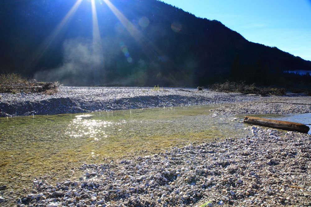 Gegenlicht vor Schatten im Bachbett reflektiert by Mattei 