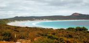 Blick auf die Bucht von Lucky Bay. by Helga Broel