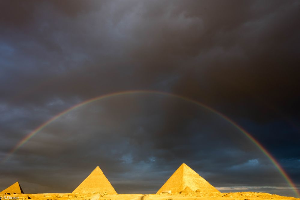 Pyramiden von Gizeh/Regenbogen  von Ronny Förster
